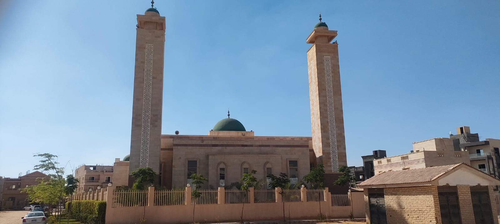 Masjed Almadina — twin minarets flanking the green dome